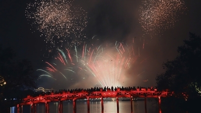 Brillantes fuegos artificiales iluminaron el cielo de la capital en la víspera de Año Nuevo.