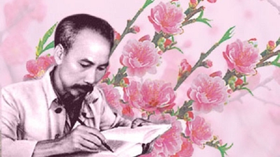 President Ho Chi Minh with his New Year's greeting poem for the Year of the Horse (Bính Ngọ).