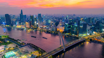 Hô Chi Minh-Ville vue depuis la rivière Saigon - La course des gratte-ciel.