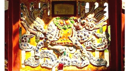 La pantalla que representa un dragón y un caballo simboliza la aspiración de que "el caballo se transforme en dragón".