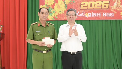 Ho Chi Minh City leaders visit and encourage forces on duty during Tet in Con Dao Special Zone.