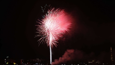Lam Dong province was illuminated with dazzling fireworks at the moment of New Year's Eve.
