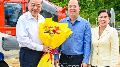 Ca Mau adalah ujung dari kapal Vietnam yang menjulur ke laut lepas.