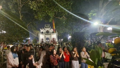 Orang-orang di Hanoi pergi beribadah di Kuil Quan Thanh.
