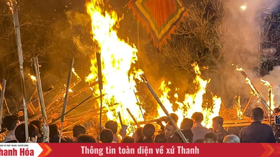 תושבי דונג בונג מבקשים אש כדי לקבל את פני השנה החדשה.