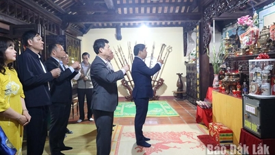 Le secrétaire provincial du Parti, Luong Nguyen Minh Triet, offre de l'encens et présente ses vœux de Nouvel An.
