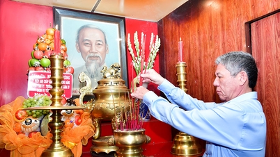 Visita ao Templo Memorial de Ho Chi Minh no dia de Ano Novo