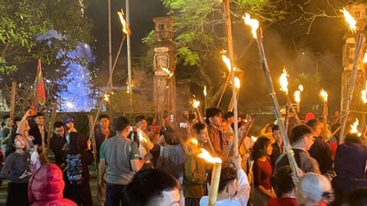 탄화성에서는 새해 전날 밤 온 마을 사람들이 마을 사원에 모여 불을 기원했습니다.