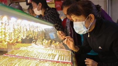 Harga emas dunia jatuh di bawah $5,000.