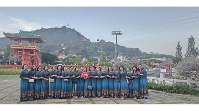 Pada hari pertama Tahun Baru Imlek, "lautan manusia" membanjiri Kuil Dewi Tanah di Gunung Sam.