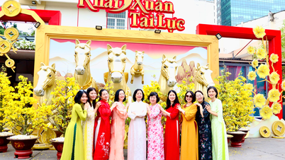 Cidade de Ho Chi Minh: O Ao Dai (traje tradicional vietnamita) enfeita as ruas nos dias de primavera.