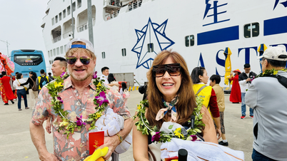 เรือสำราญสองลำที่บรรทุกนักท่องเที่ยวต่างชาติเกือบ 2,000 คน เป็นเรือลำแรกที่เดินทางมาถึงอ่าวฮาลอง