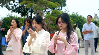 Warga Da Nang berbondong-bondong merayakan Tahun Baru Imlek dan mengunjungi kuil-kuil di awal Tahun Kuda (Bính Ngọ).