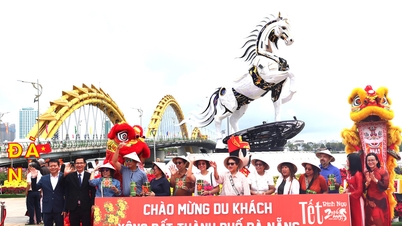Ruim 200 Thaise toeristen waren de eersten die op de ochtend van het Chinese Nieuwjaar in Da Nang aankwamen.