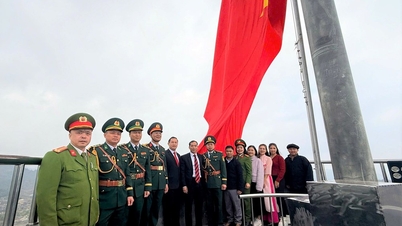 Posvátné a hrdé: Slavnostní vztyčení novoroční vlajky v Lung Cu, nejsevernějším bodě Vietnamu.