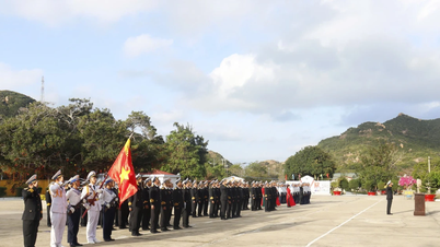 La solemne ceremonia de izamiento de la bandera en la mañana del primer día del Tet (Año Nuevo Lunar) difunde el espíritu del nuevo año.