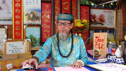 "អ្នកសរសេរអក្សរផ្ចង់" បានឱ្យតម្លៃដល់រាល់ស្នាមនៃការសរសេរអក្សរផ្ចង់អស់រយៈពេលជាង ៤០ ឆ្នាំមកហើយ ដោយចាប់ផ្តើមឆ្នាំថ្មីដោយការយកចិត្តទុកដាក់យ៉ាងល្អិតល្អន់។