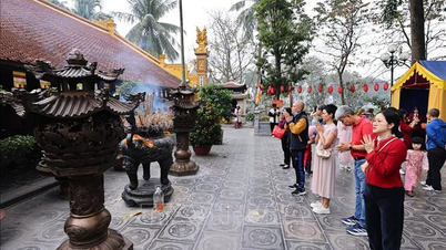 Visitar los templos el día de Año Nuevo: una práctica cultural tradicional de la gente de Hanoi.