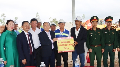 İl Parti Sekreteri Thai Dai Ngoc, Phu Cat Havalimanı'ndaki ikinci pist projesinde çalışan yetkililere ve işçilere yeni yıl dileklerini iletti.