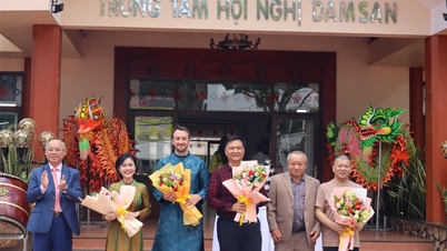 O vice-presidente do Comitê Popular Provincial, Truong Cong Thai, estende seus cumprimentos de Ano Novo e inaugura o setor de turismo.