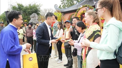 Ninh Binh accueille ses premiers visiteurs de la nouvelle année.