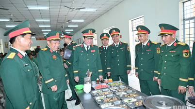 Komisaris Politik Wilayah Militer 9 melakukan inspeksi dan menyampaikan ucapan selamat tahun baru kepada Resimen 9 (Divisi 8).