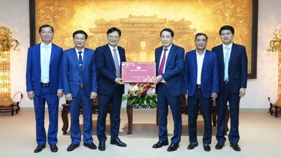 ผู้บริหารกระทรวงความมั่นคงสาธารณะส่งคำอวยพรปีใหม่แก่เจ้าหน้าที่ตำรวจของเมือง