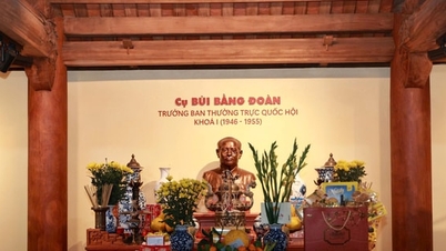 Ung Thien Commune: Over 1,000 people offered incense to commemorate Mr. Bui Bang Doan.