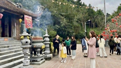 The beauty of the cultural tradition of visiting temples at the beginning of the year - Cao Bang Online Newspaper