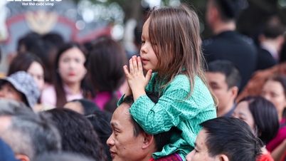 ผู้คนจำนวนมากแห่กันไปที่วัดและเจดีย์ในกรุงฮานอยเพื่อขอพรให้เกิดสันติสุขและโชคลาภในวันแรกของปีใหม่