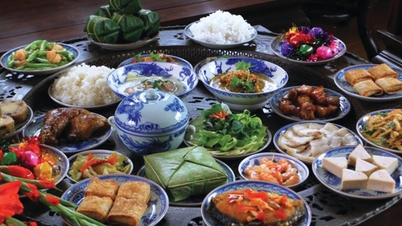 ສະແດງຄວາມອຸທິດຕົນຢ່າງຈິງໃຈຜ່ານເຄື່ອງບູຊາທີ່ນຳມາຖວາຍໃນຊ່ວງເທດສະການລະດູໃບໄມ້ປົ່ງ.
