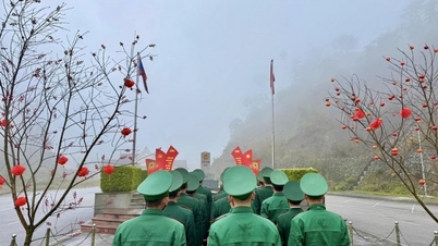 The sacred New Year's flag-raising ceremony at border guard posts in Nghe An.