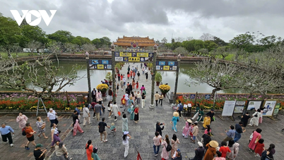 ការបង្កើតឡើងវិញនូវល្បែងស៊ីសងតាមតុលាការប្រពៃណីធ្វើឱ្យទីធ្លាបេតិកភណ្ឌនៃទីក្រុងហ្វេមានភាពរស់រវើកឡើងវិញក្នុងអំឡុងដើមនិទាឃរដូវ។