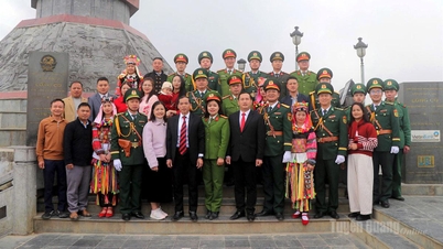 Священная церемония поднятия флага у Национального флагштока Лун Ку в первый день лунного Нового года 2026 (Год Лошади).