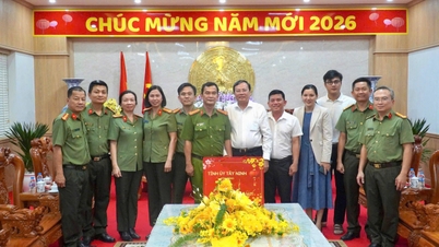 Le président du Comité populaire provincial a présenté ses vœux de bonne année à la police provinciale de Tay Ninh à l'occasion du Nouvel An.