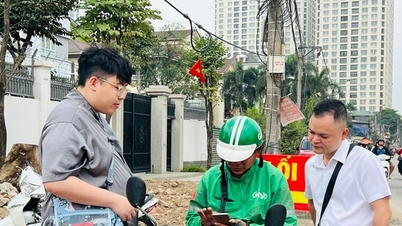 Banyak pekerja memilih untuk tetap tinggal di kota dan bekerja sepanjang liburan Tahun Baru Imlek untuk menambah penghasilan mereka.