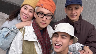 Sơn Tùng M-TP et MONO font sensation sur Internet avec des photos d'eux et de leurs parents.