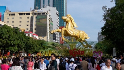 Rytm Księżycowego Nowego Roku Roku Konia na ulicy Kwiatowej Nguyen Hue.