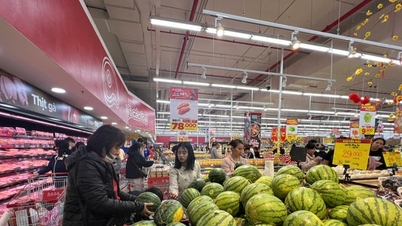Pada hari kedua Tết (Tahun Baru Imlek), penawaran dan permintaan barang secara bertahap kembali normal.