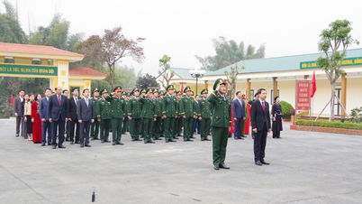 Stálý zástupce tajemníka provinčního výboru strany a předseda provinční lidové rady Be Thanh Tinh navštívil obec Dam Thuy a poblahopřál jí k Novému roku.