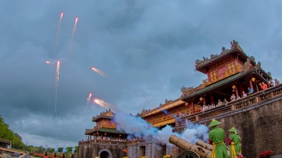 ភ្ញៀវទេសចរ​ទទួល​អារម្មណ៍​នៃ​បរិយាកាស​បុណ្យចូលឆ្នាំថ្មី​ប្រពៃណី​ចិន​នៅ​ក្នុង​កំពែង​រាជវង្ស​ហ្វេ។