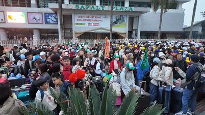 In de eerste dagen van het nieuwe jaar stroomden toeristen massaal naar de internationale grensovergang van Lao Cai.