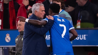 Mourinho spot met de UEFA en de scheidsrechter na de rode kaart.
