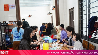 Banyak bisnis tetap buka selama liburan Tahun Baru Imlek, menarik pelanggan sejak awal tahun.