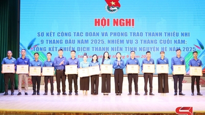 យុវជនត្បាញនិទាឃរដូវនៃស្រុកកំណើតរបស់ពួកគេ។