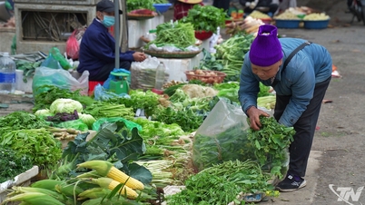 Many traditional markets start operating from the second day of Tet (Lunar New Year).
