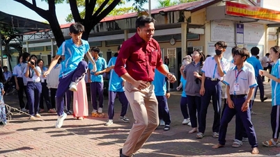 សាលារៀនបង្ក្រាបការប្រើប្រាស់ទូរស័ព្ទចល័ត ហើយពេលសម្រាកបានវិលត្រឡប់ទៅរកអត្ថន័យពិតនៃការធ្វើជាសិស្សវិញ។