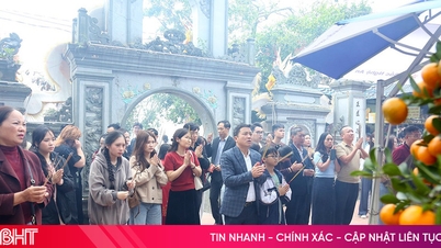 Orang ramai berpusu-pusu ke Tokong Cho Cui untuk berdoa memohon nasib baik pada awal tahun baharu.
