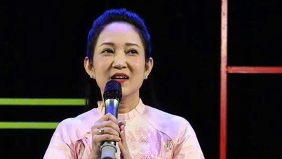 Seniman Rakyat Nguyen Thi Thanh Thuy mengucapkan tahniah kepada Teater Drama Bandar Raya Ho Chi Minh kerana menyambung semula persembahan musim Tetnya.
