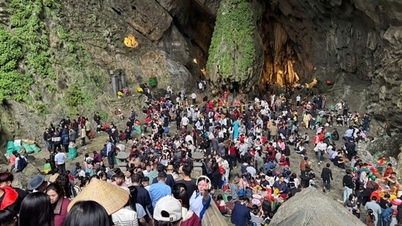 In den ersten beiden Tagen des Jahres strömten 25.000 Besucher zur Huong-Pagode.
